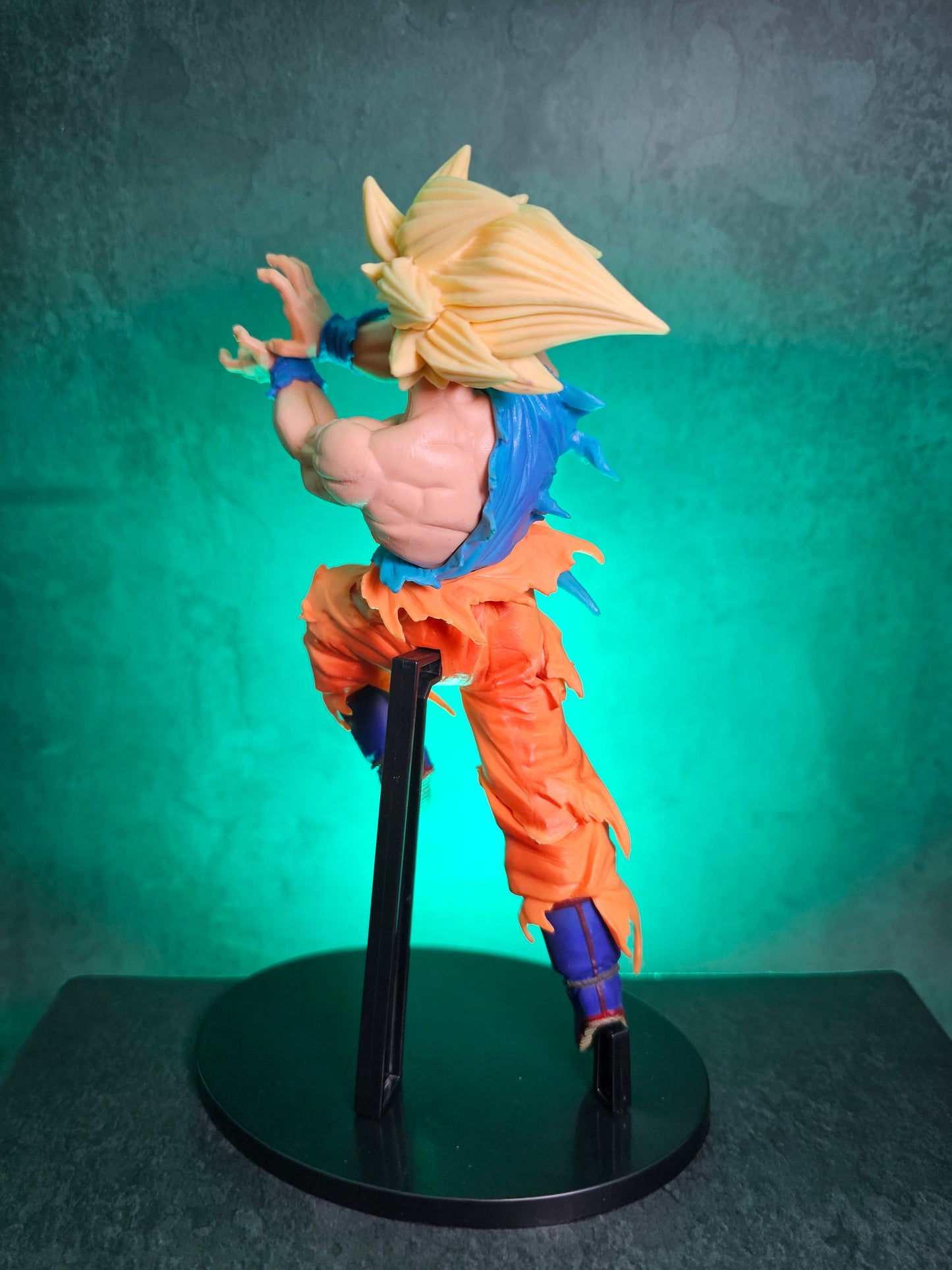 Super Saiyan Son Goku Action Figure with Stand 18 Cm