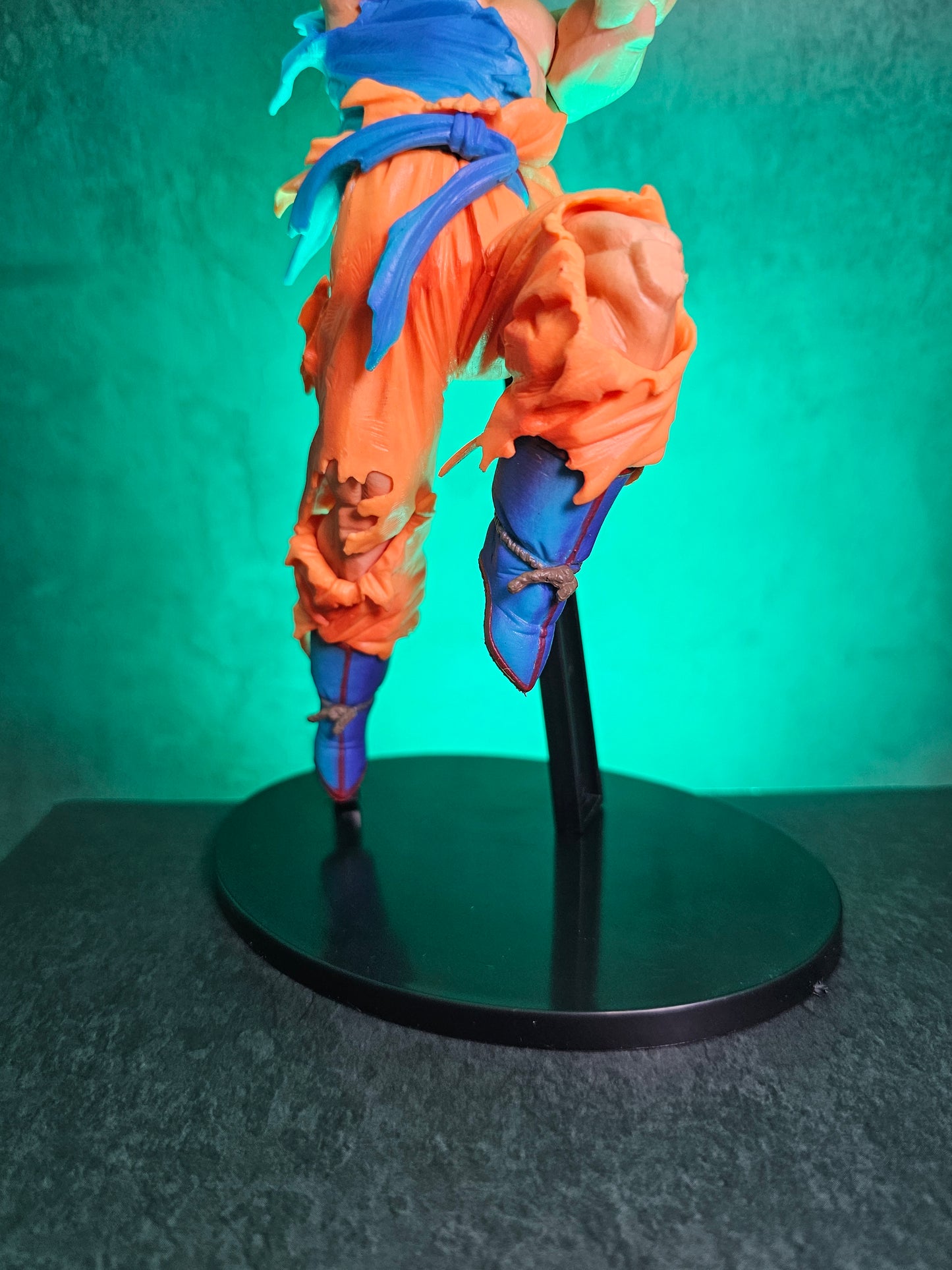 Super Saiyan Son Goku Action Figure with Stand 18 Cm