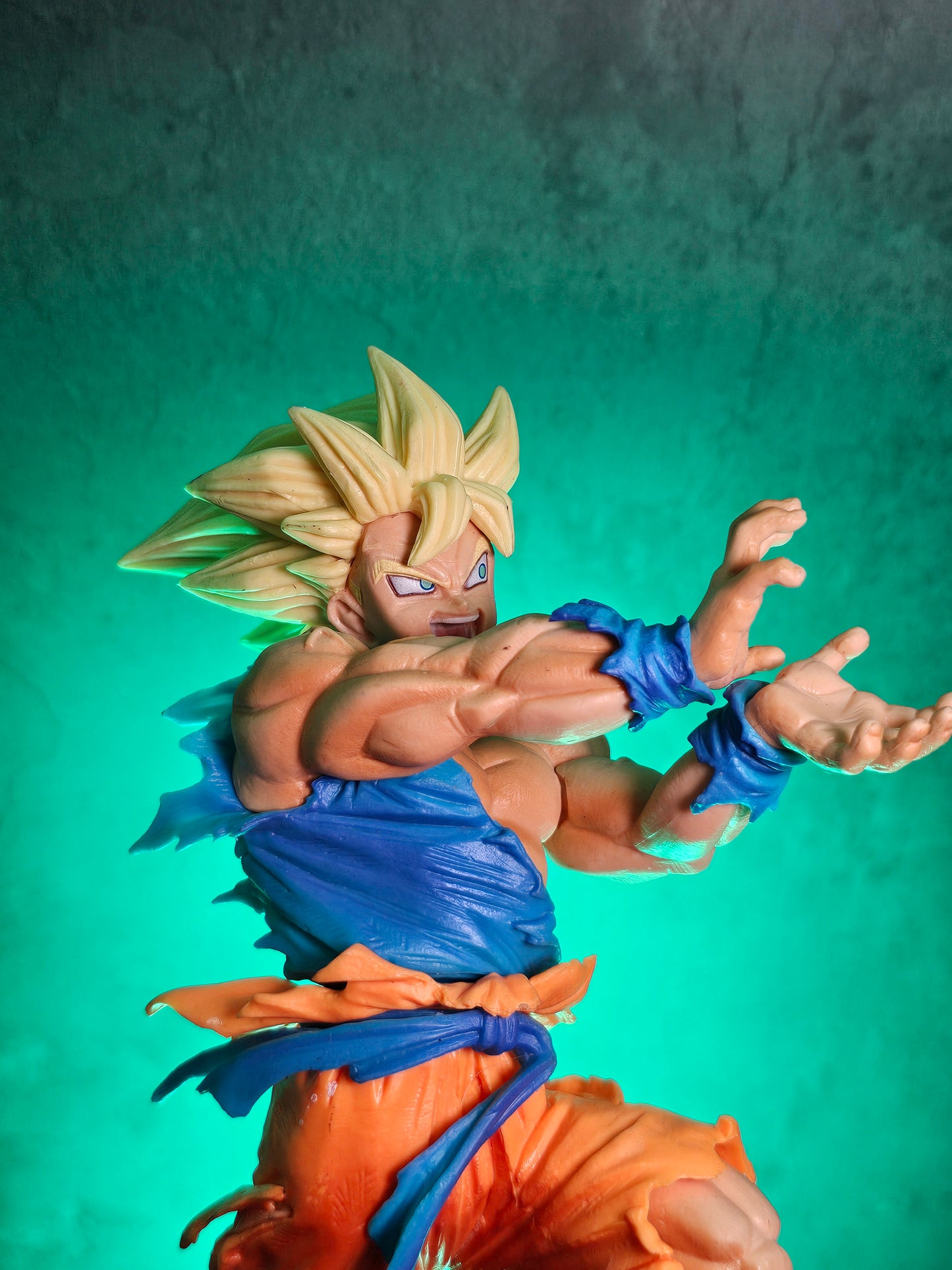 Super Saiyan Son Goku Action Figure with Stand 18 Cm