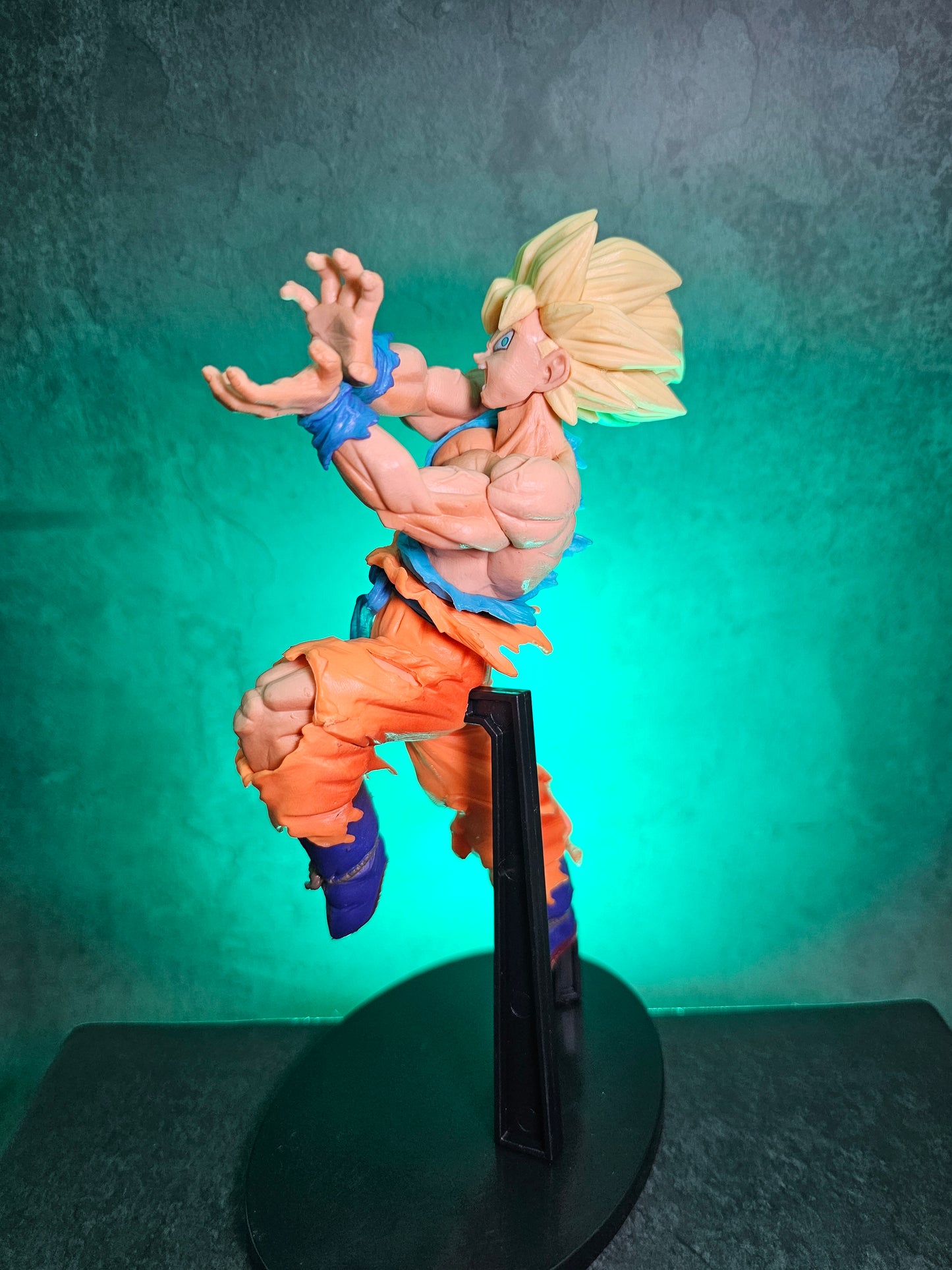 Super Saiyan Son Goku Action Figure with Stand 18 Cm